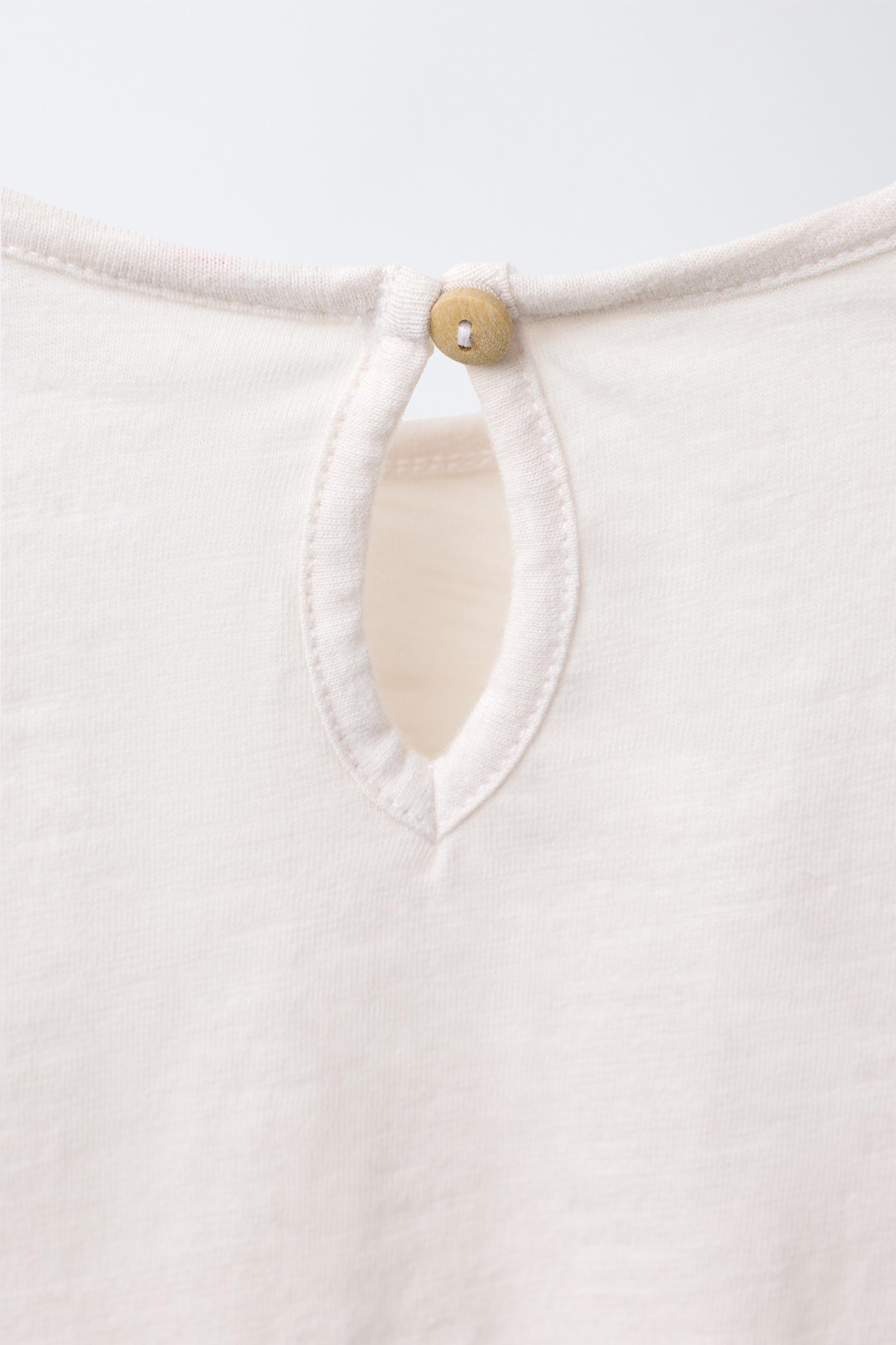 HAUT À VOLANT FLEURS BRODÉES